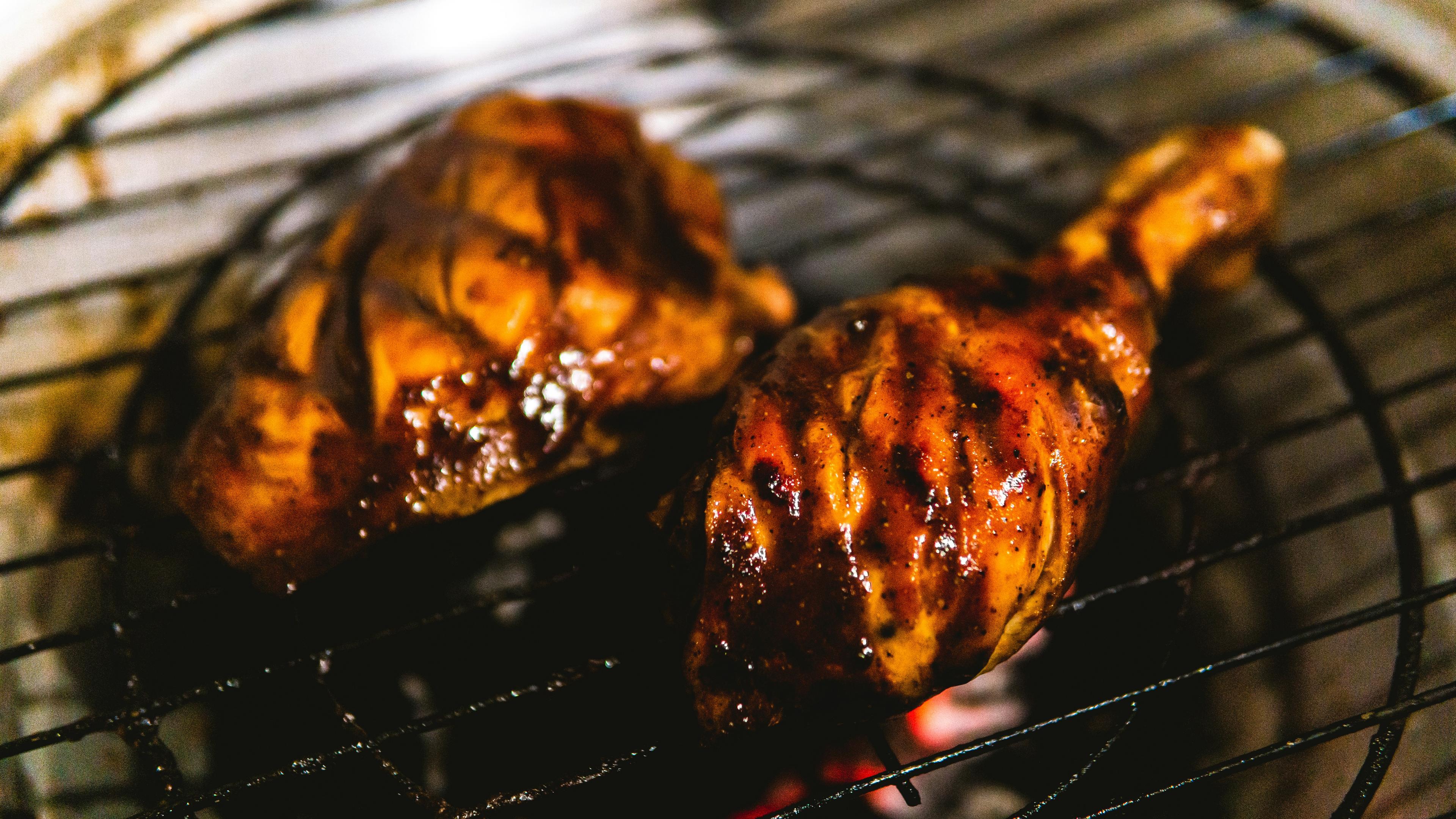 Potongan ayam dibakar di atas bara arang